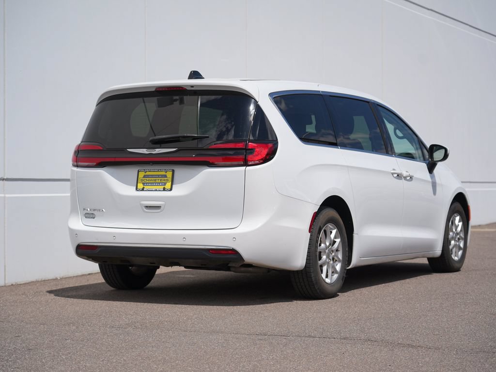 Used 2023 Chrysler Pacifica Touring-L FWD image 3