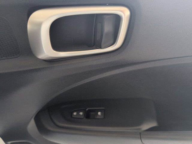 Used 2025 Hyundai Venue SEL FWD image 32