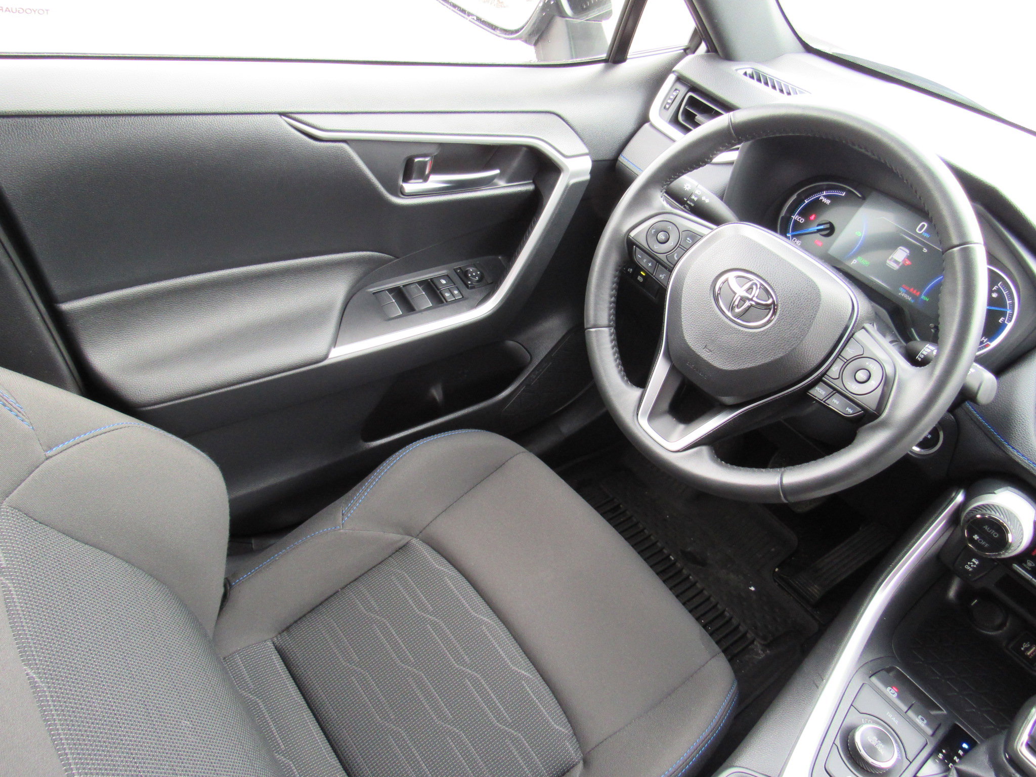 Used 2024 Toyota RAV4 SE image 30