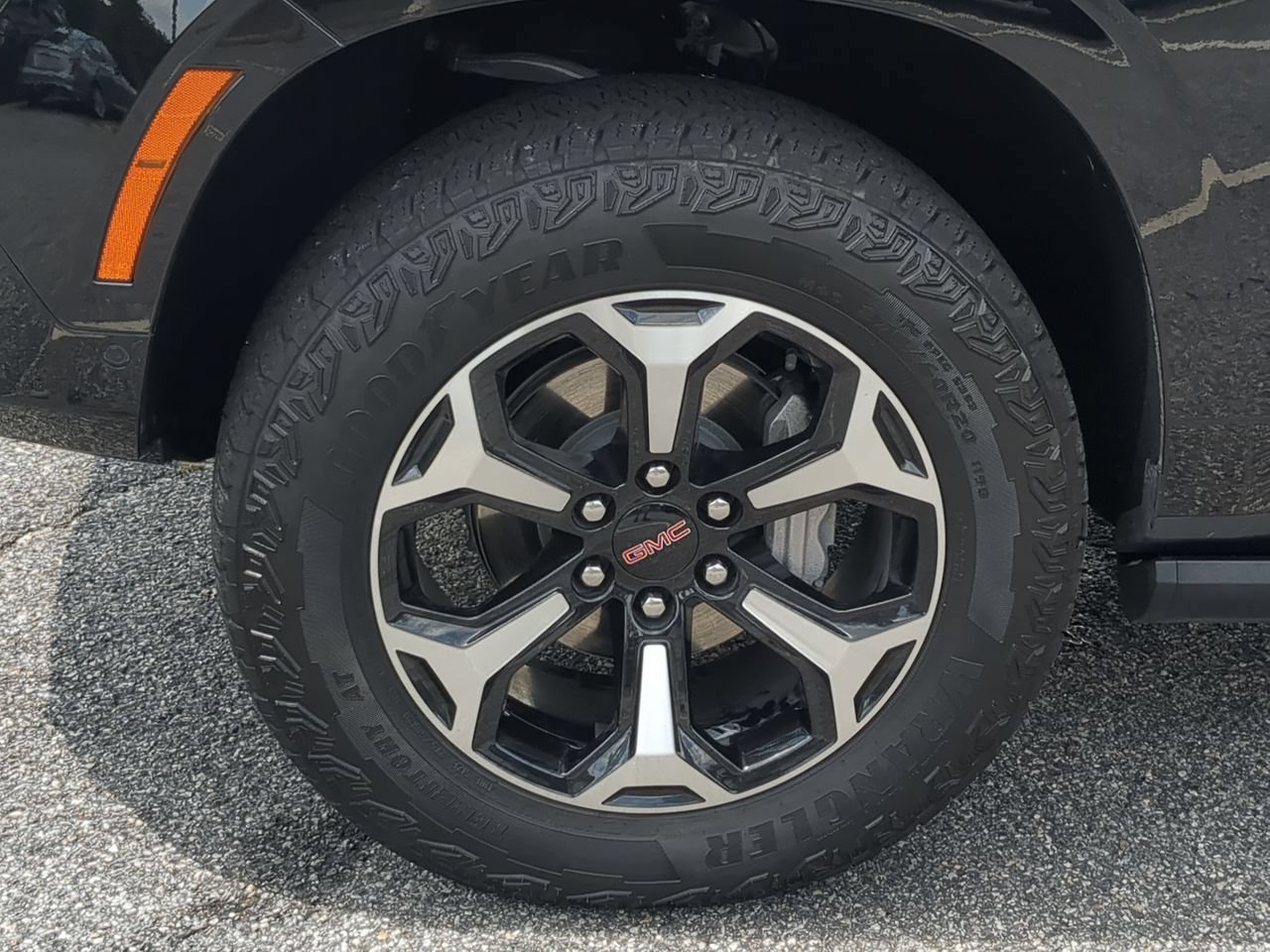 Used 2025 GMC Yukon AT4 w/ AT4 Premium Package AWD/4WD image 34