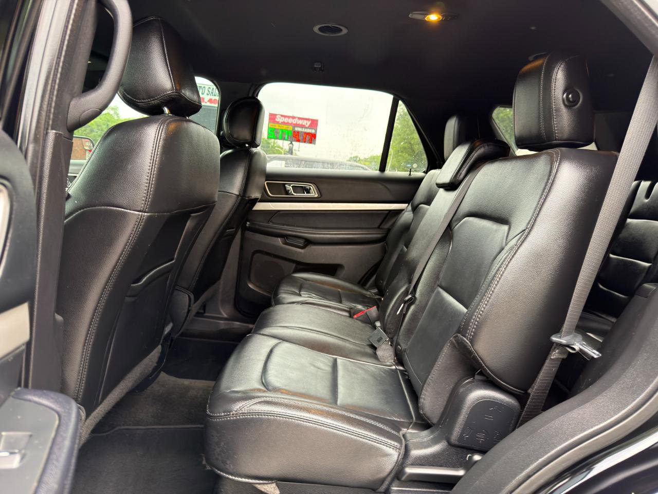 Used 2017 Ford Explorer XLT w/ Equipment Group 202A AWD/4WD image 11