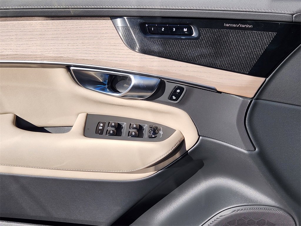 New 2026 Volvo XC90 B6 Plus w/ Protection Package image 3