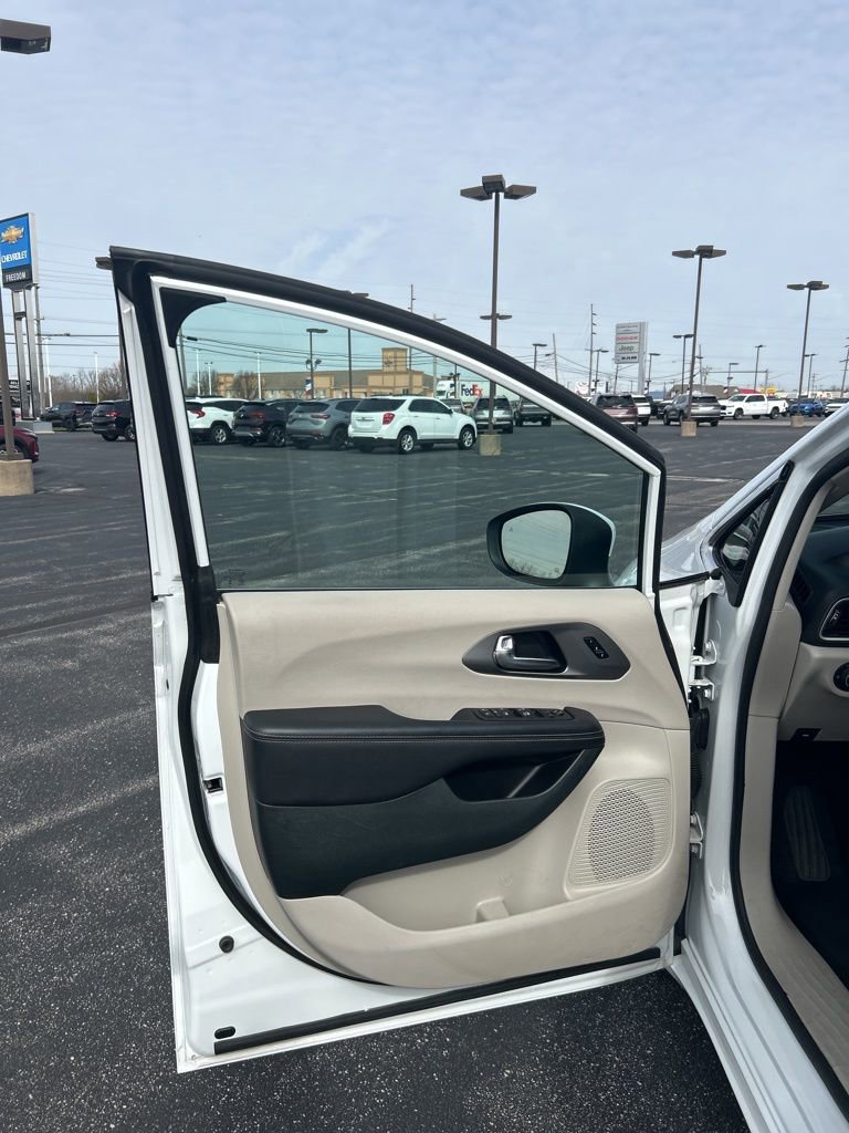 Used 2023 Chrysler Pacifica Touring-L image 24