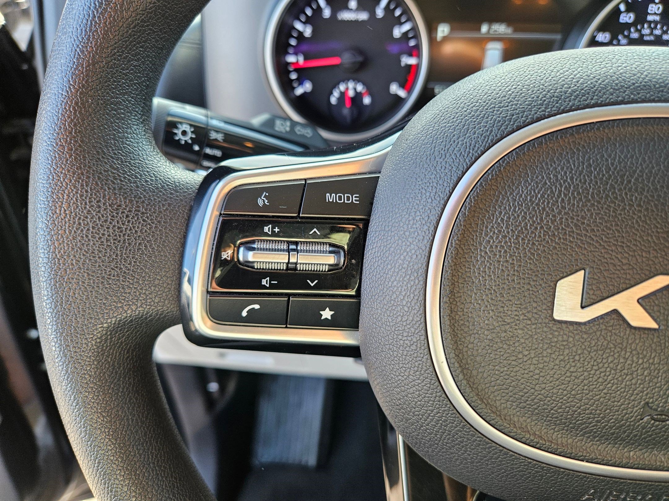 Used 2022 Kia Carnival LX image 17