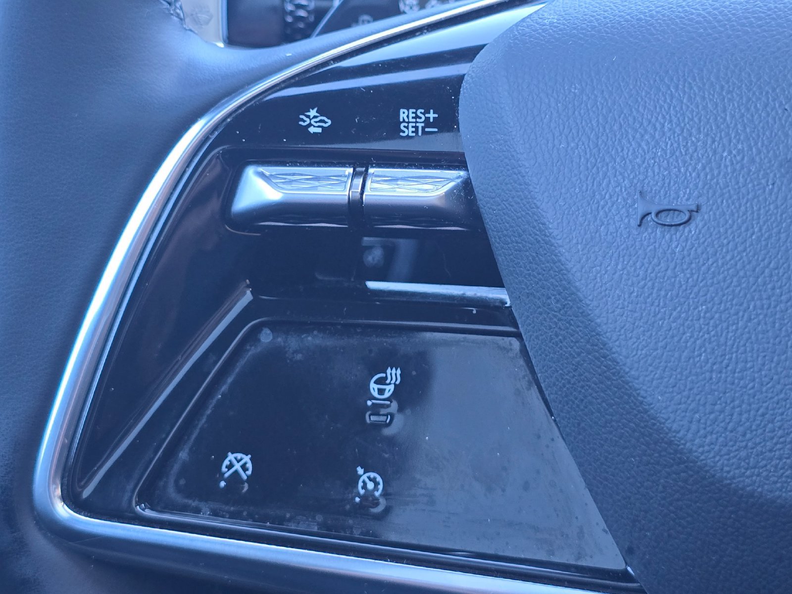 Certified 2025 Cadillac Lyriq Luxury w/ LPO, Floor Liner Package AWD/4WD image 31