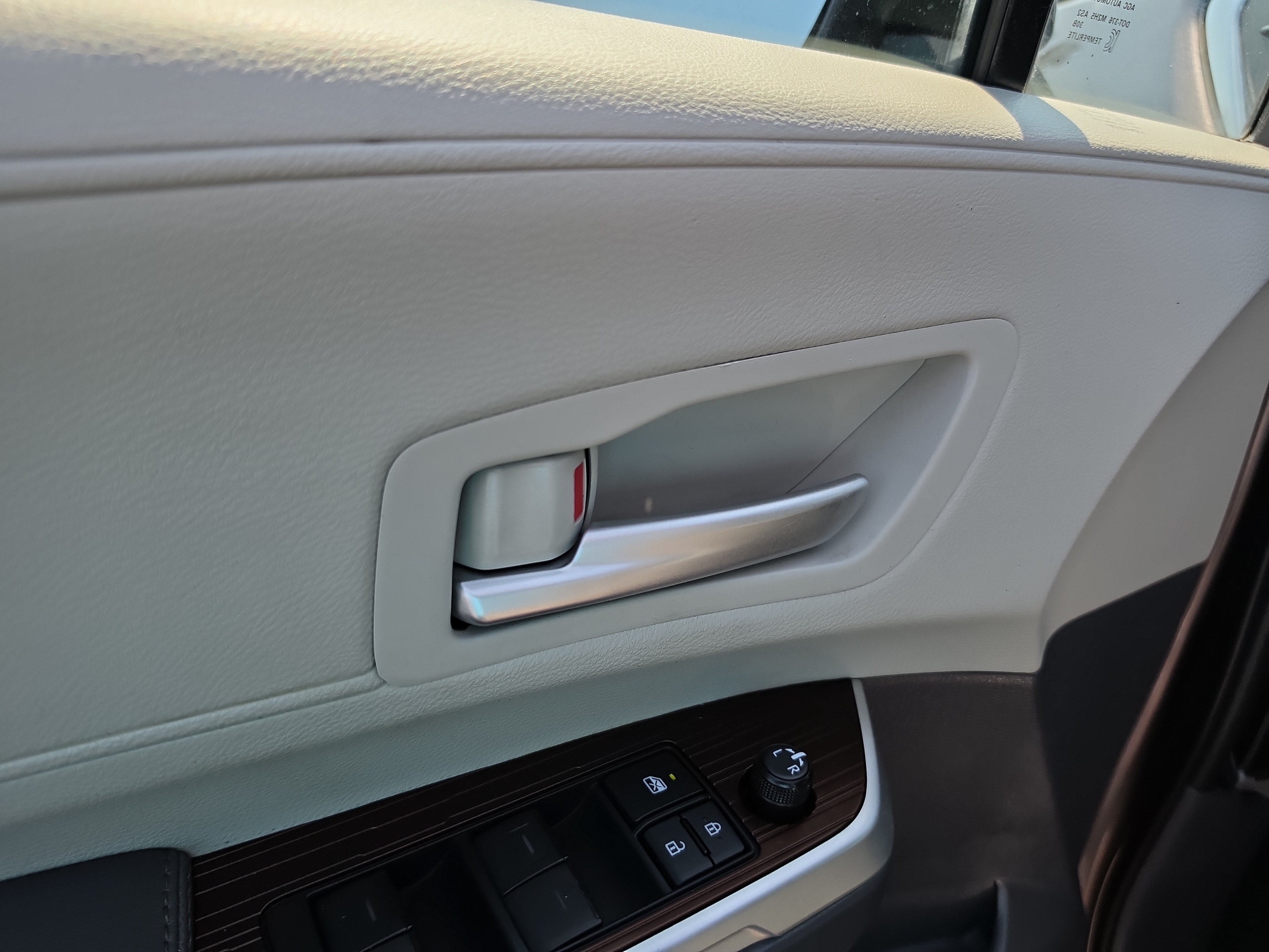 Used 2022 Toyota Sienna XLE FWD image 19