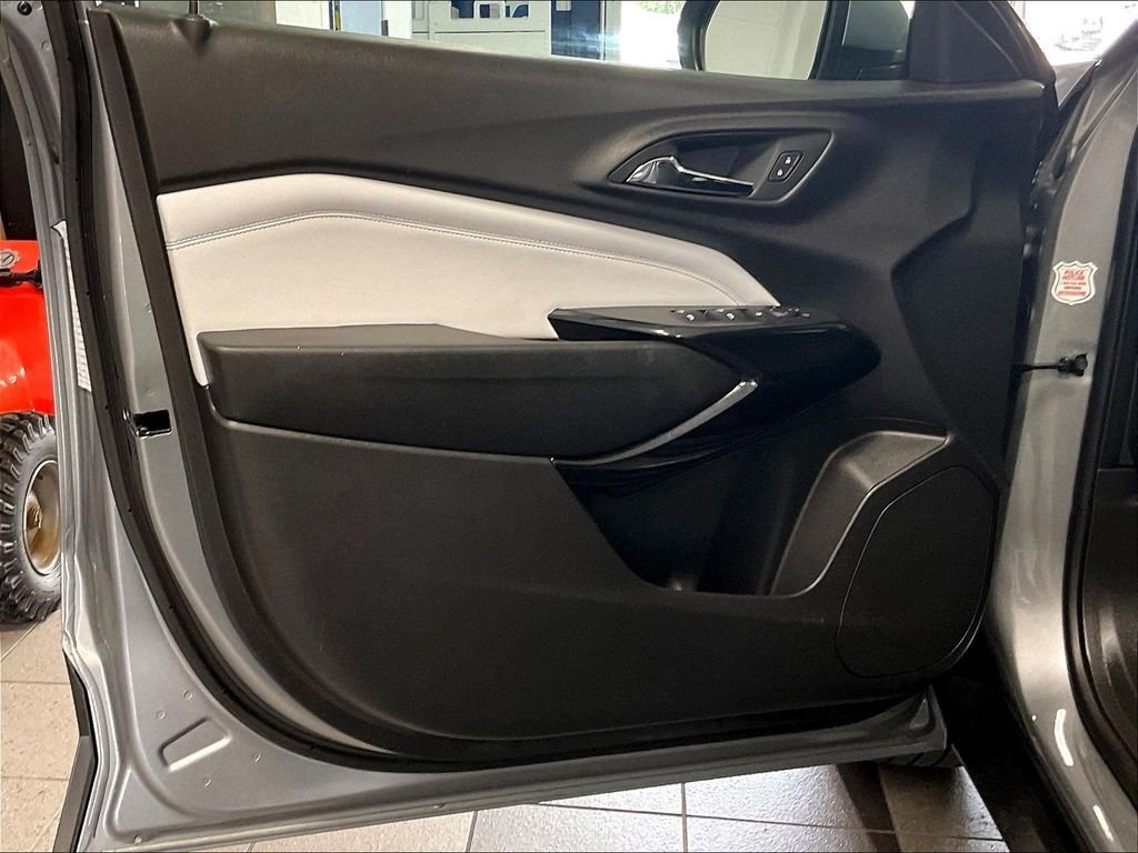 Used 2025 Chevrolet Trax LT w/ LT Convenience Package FWD image 9