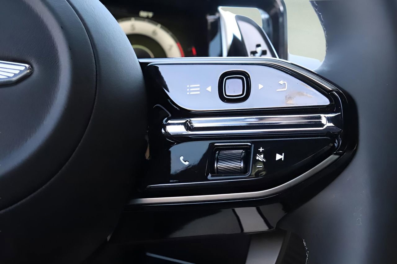 Used 2026 Aston Martin V8 Vantage Coupe RWD image 22