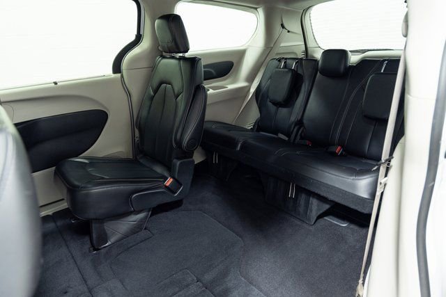 Used 2024 Chrysler Pacifica Touring-L image 22