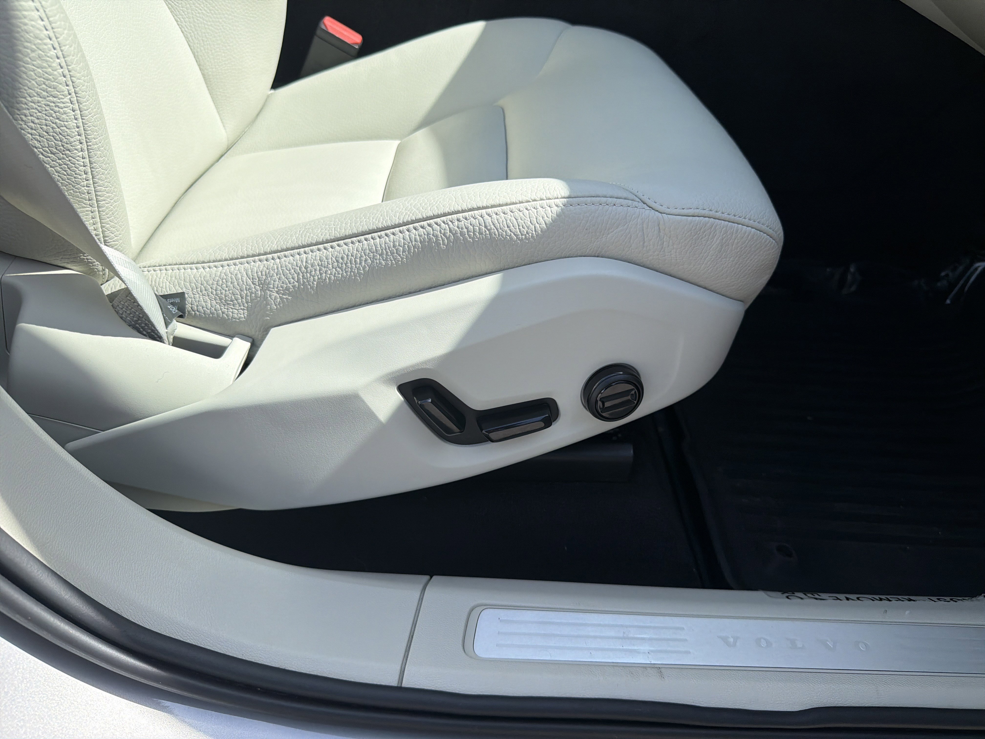 Used 2022 Volvo XC60 B5 Momentum image 17