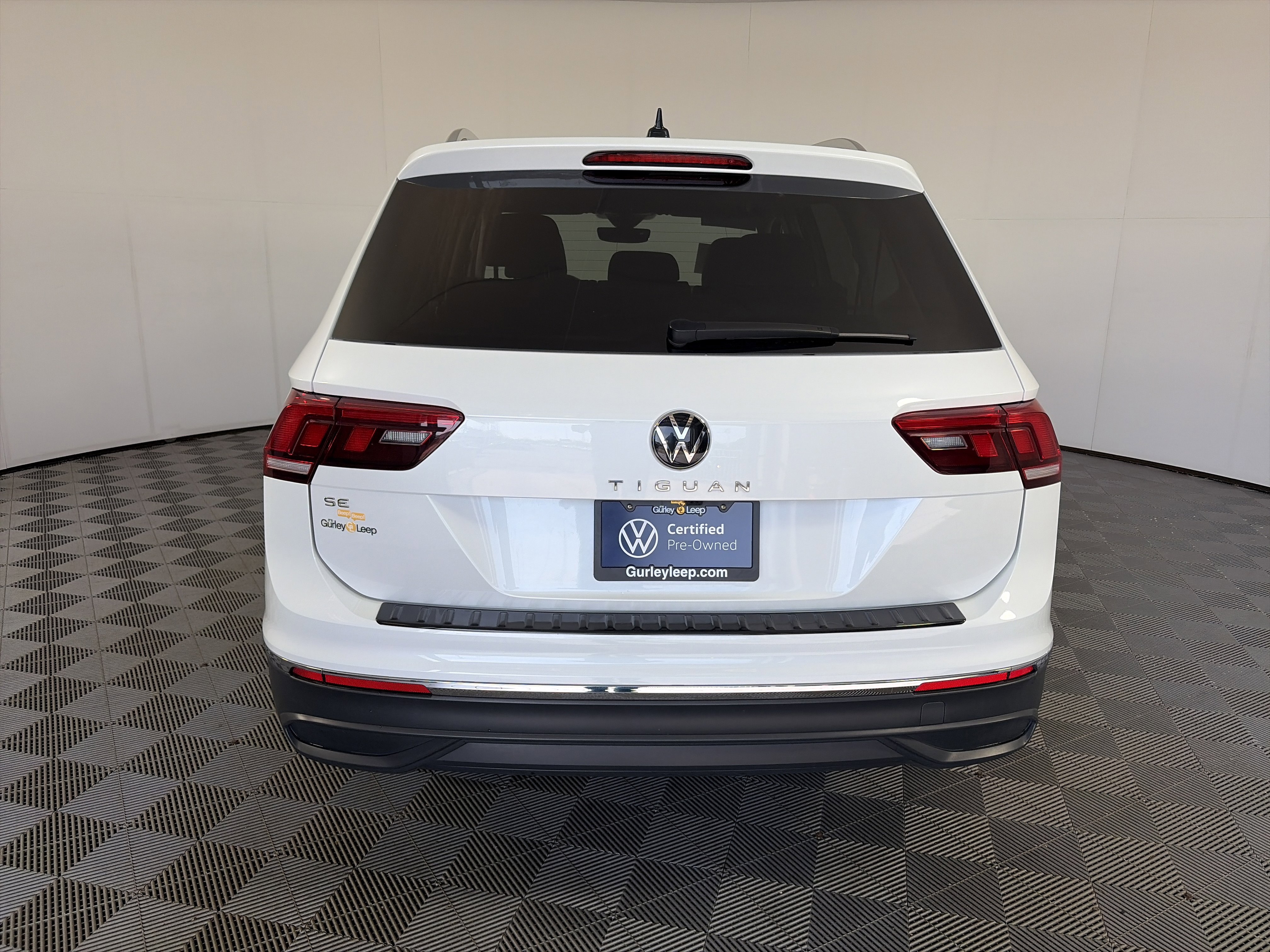 Used 2023 Volkswagen Tiguan SE w/ Panoramic Sunroof Package image 6