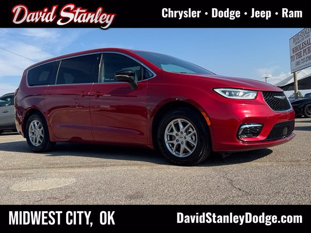 Used 2025 Chrysler Pacifica Select