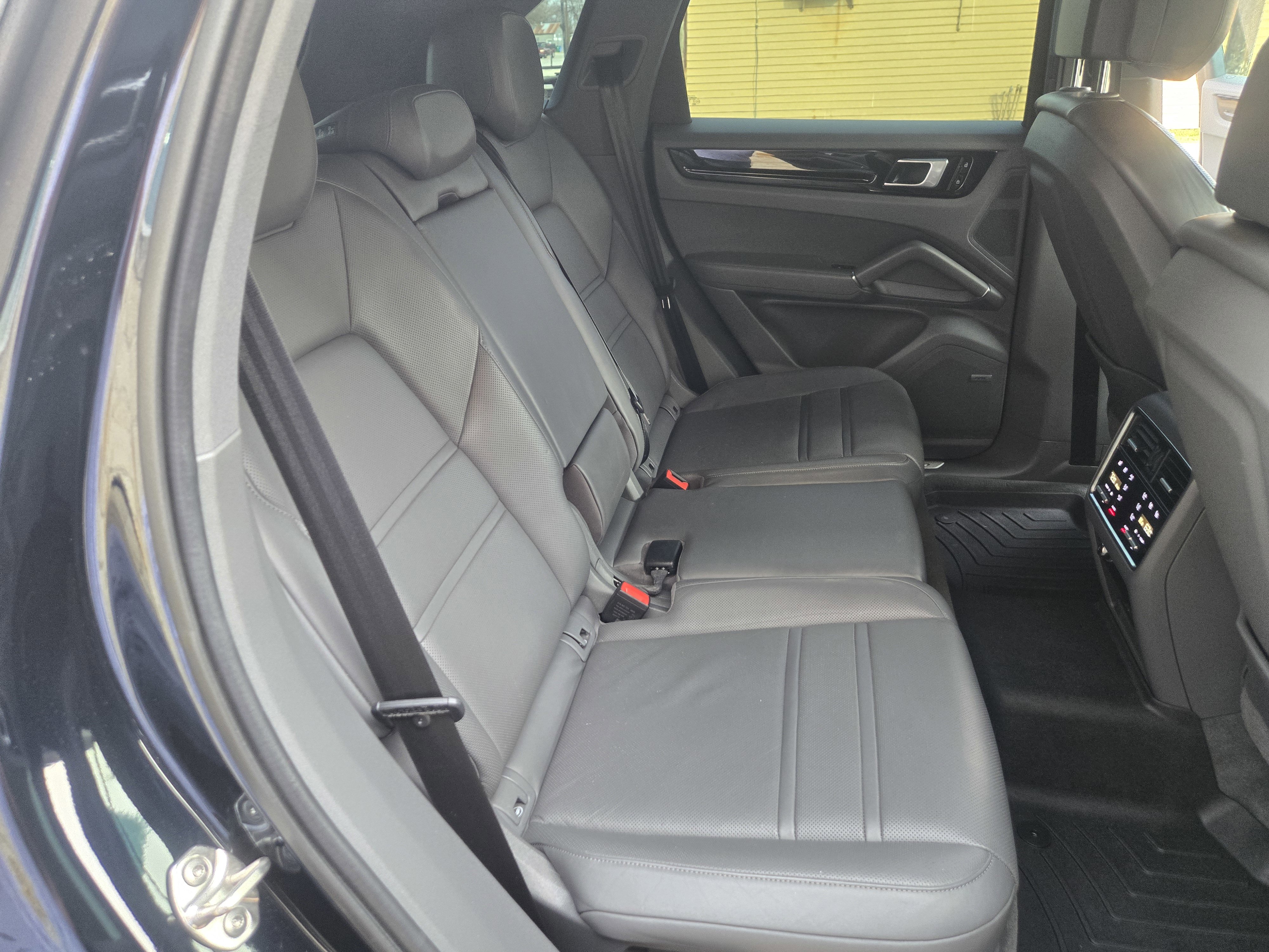 Used 2020 Porsche Cayenne S image 11