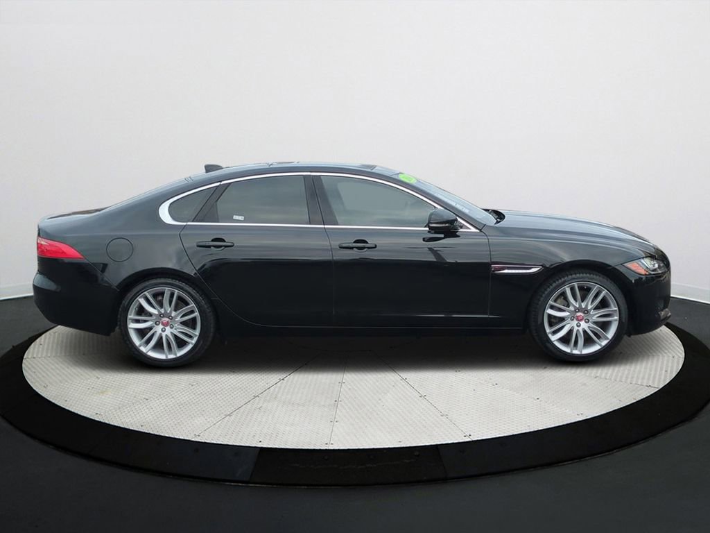 Used 2016 Jaguar XF Prestige image 3