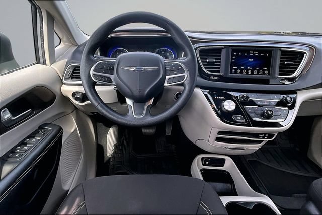 Used 2020 Chrysler Voyager L FWD image 7