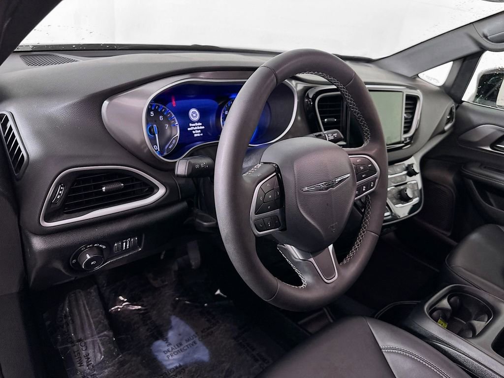 Certified 2025 Chrysler Pacifica Select image 16