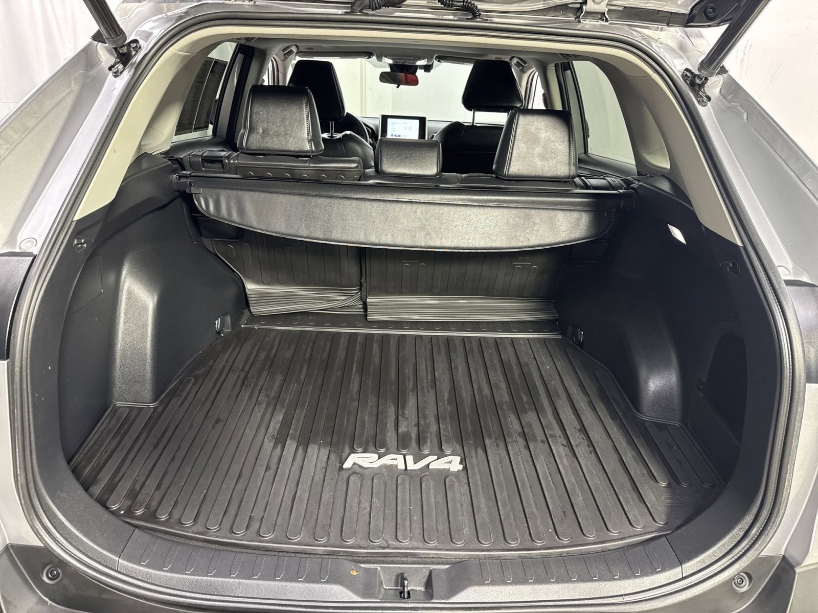 Used 2023 Toyota RAV4 XLE Premium AWD/4WD image 38