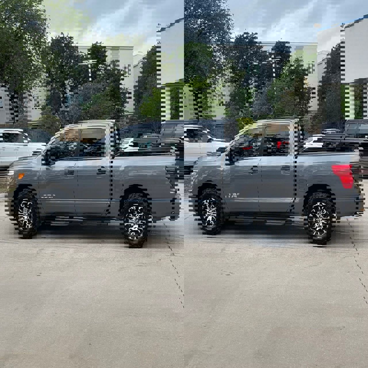 Used 2024 Nissan Titan SV w/ SV Convenience Package image 3