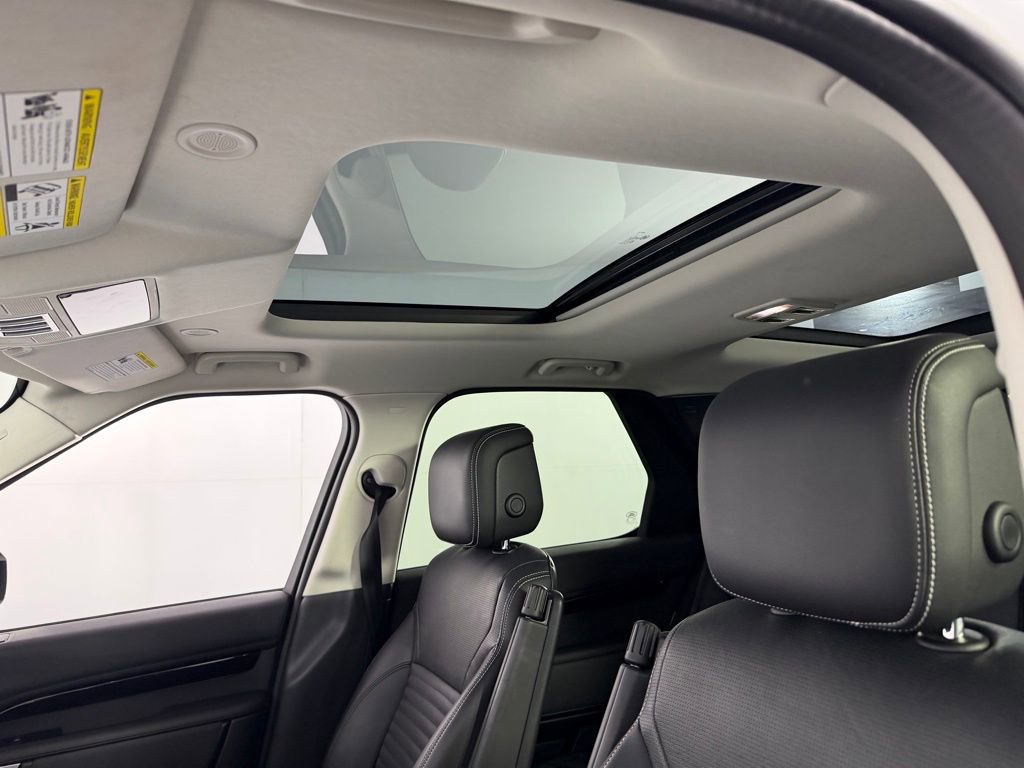 Used 2024 Land Rover Discovery S image 24