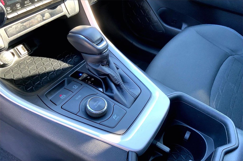 Used 2022 Toyota RAV4 SE image 18