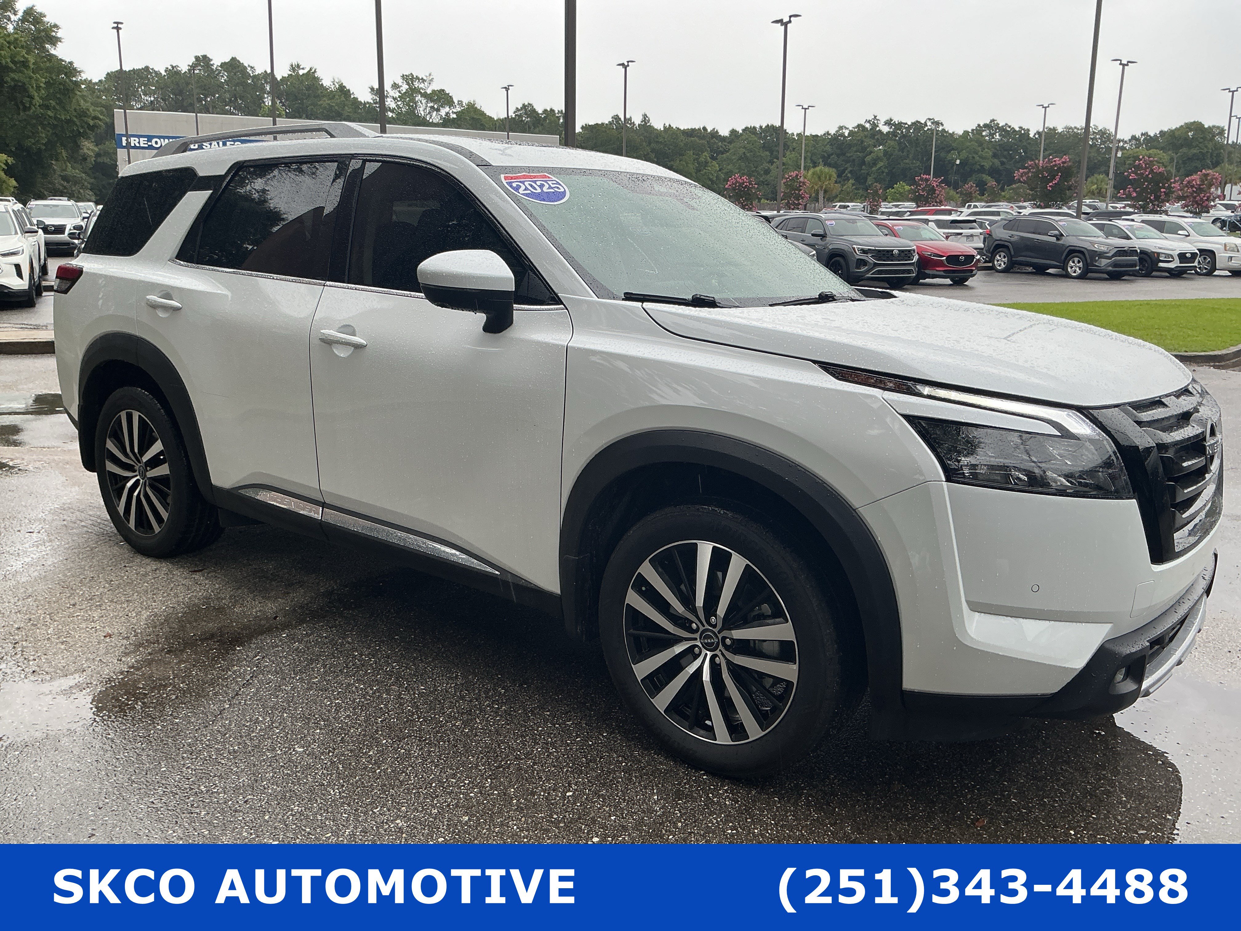 Used 2025 Nissan Pathfinder Platinum FWD image 7