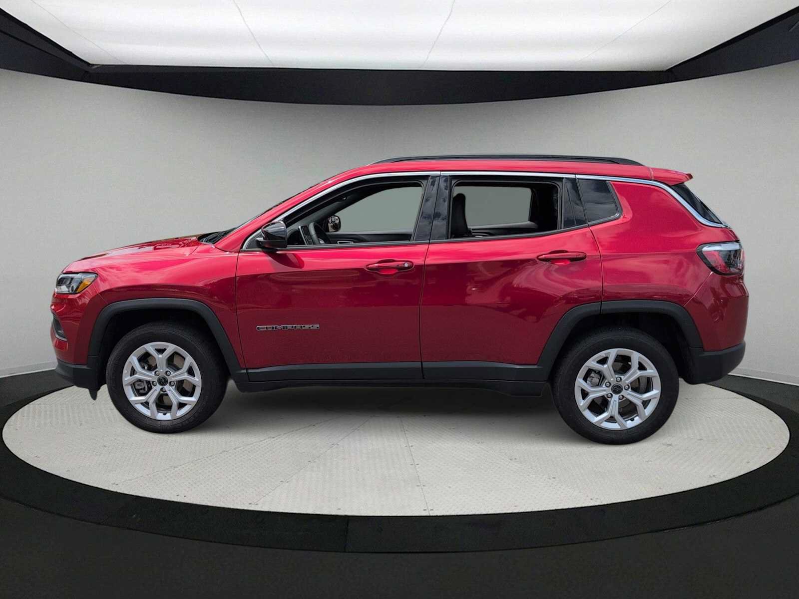 Used 2025 Jeep Compass Latitude AWD/4WD image 5