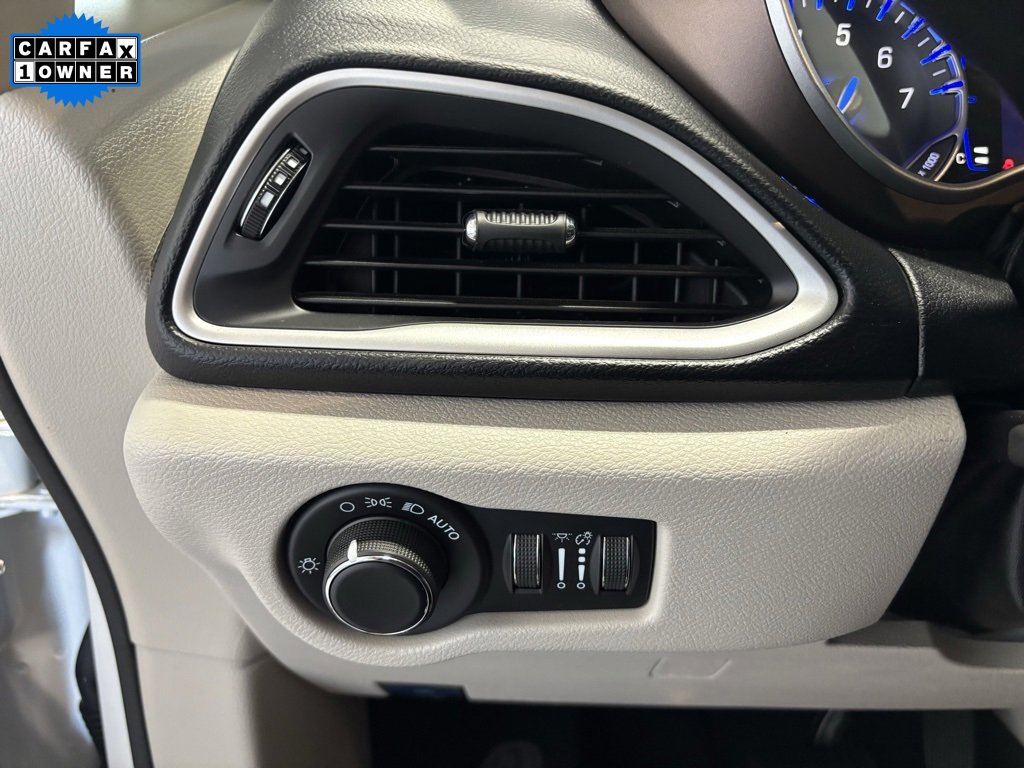 Used 2022 Chrysler Voyager LX image 16