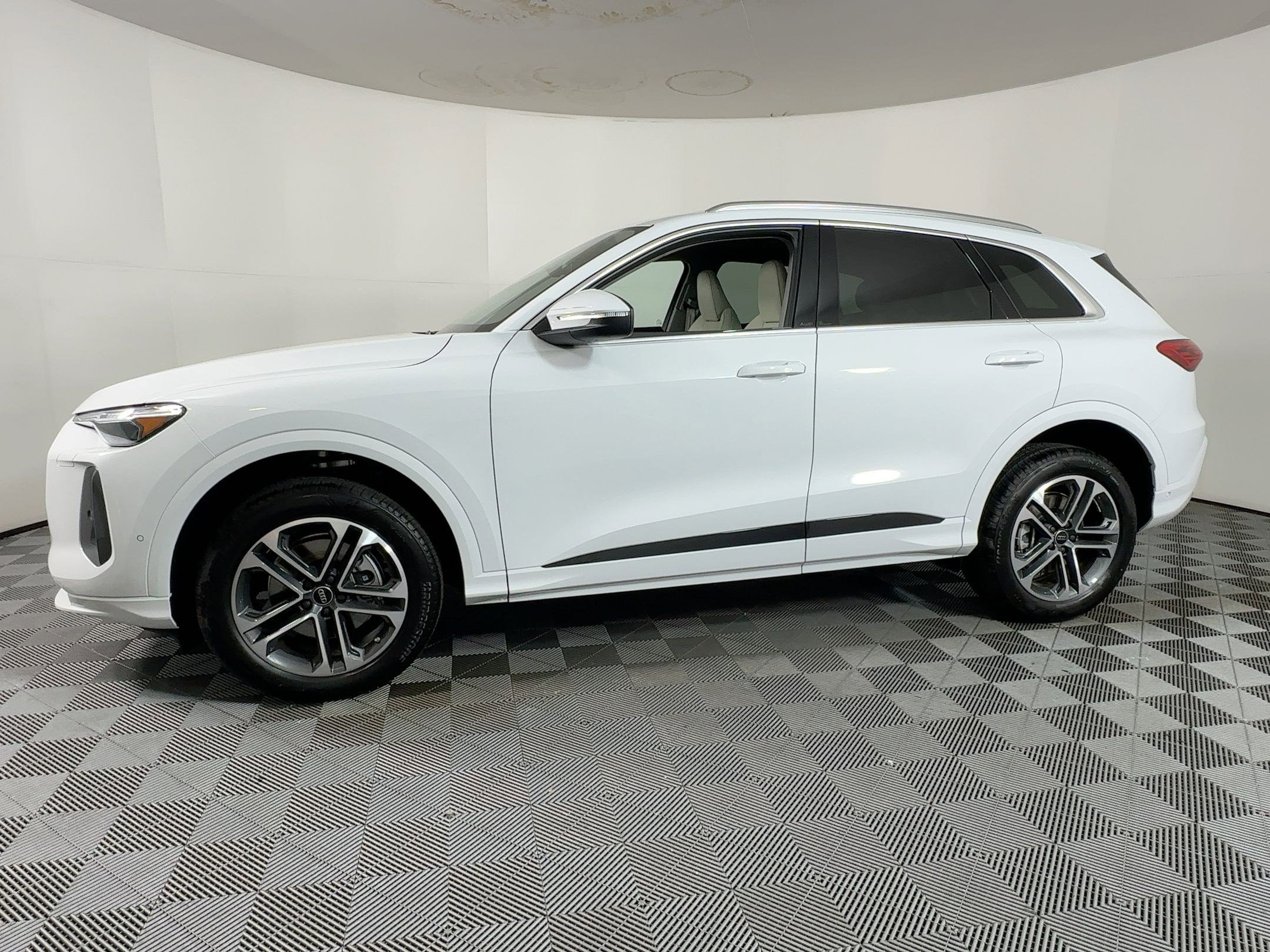 New 2025 Audi Q5 Premium Plus image 2