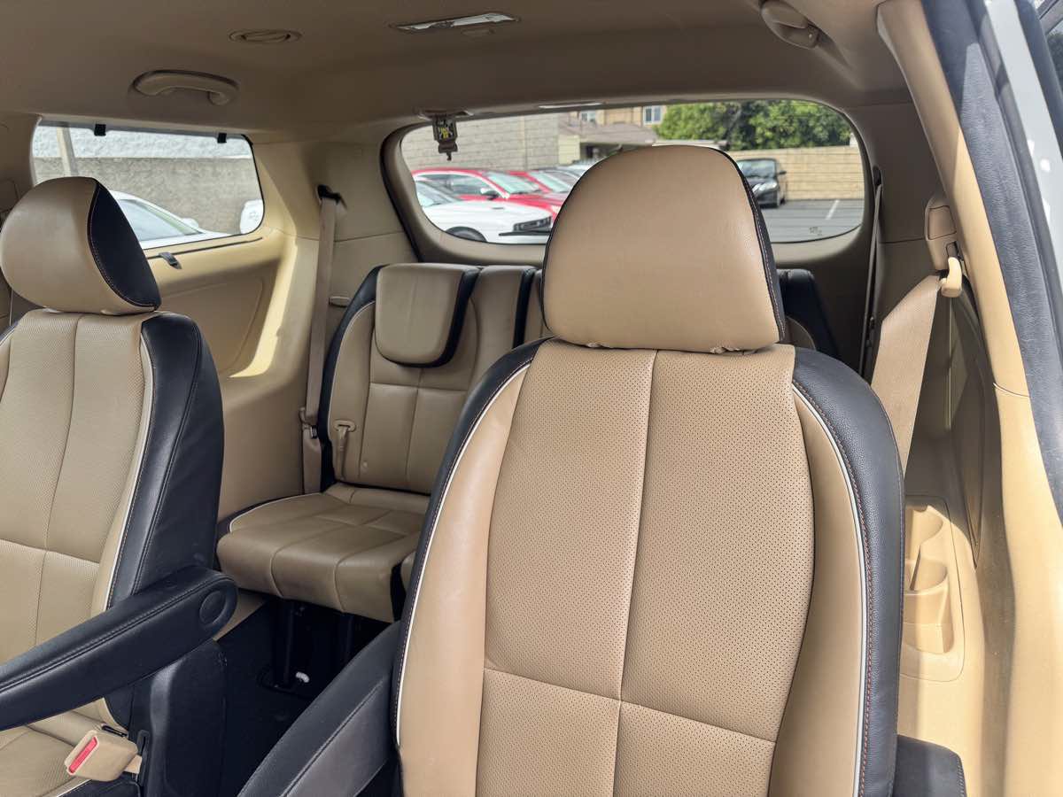 Used 2016 Kia Sedona SX FWD image 33