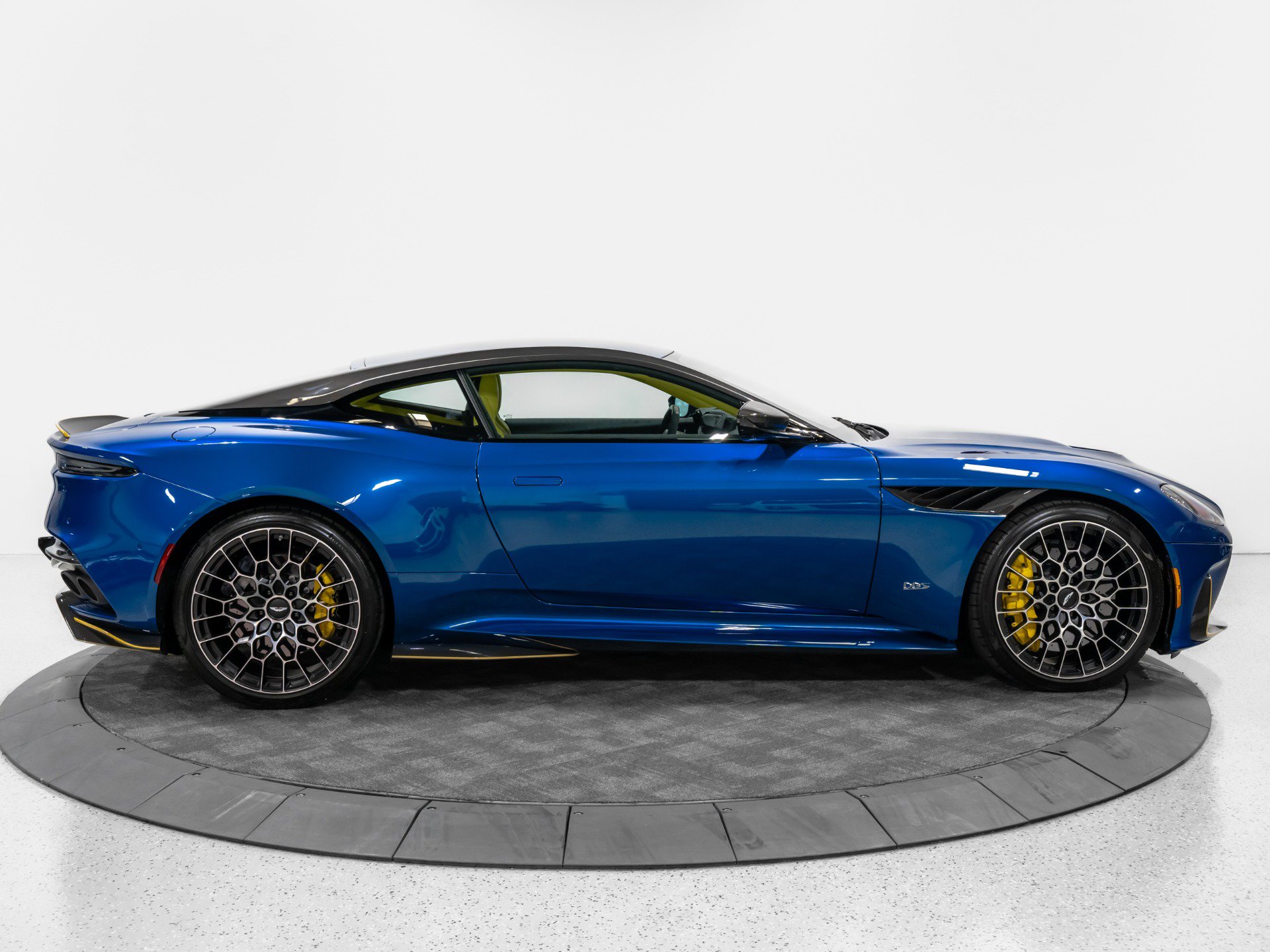 Used 2023 Aston Martin DBS Coupe RWD image 10