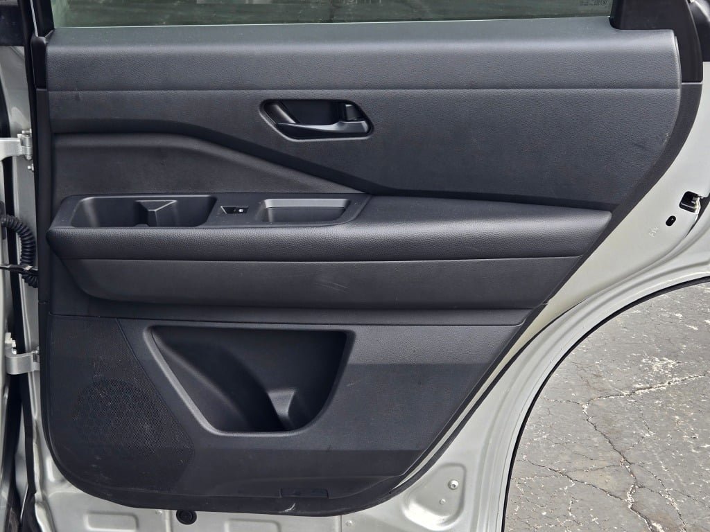 Used 2025 Nissan Pathfinder SV image 10