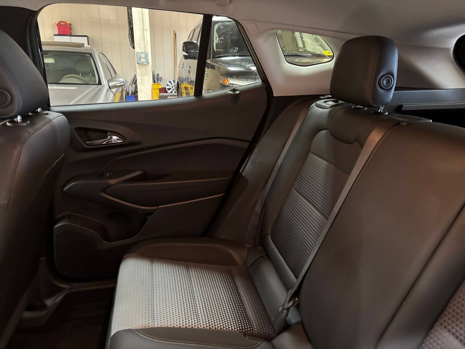 Used 2025 Chevrolet Trax LT FWD image 37