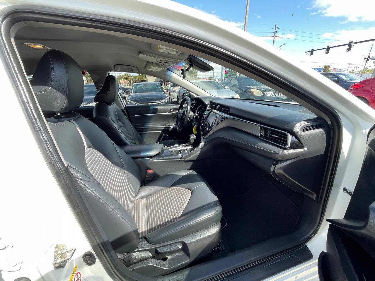 Used 2019 Toyota Camry SE FWD image 14