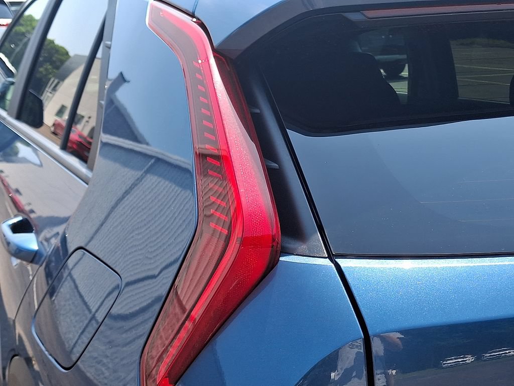 Used 2025 Kia Niro EX w/ EX Cold Weather Package FWD image 10