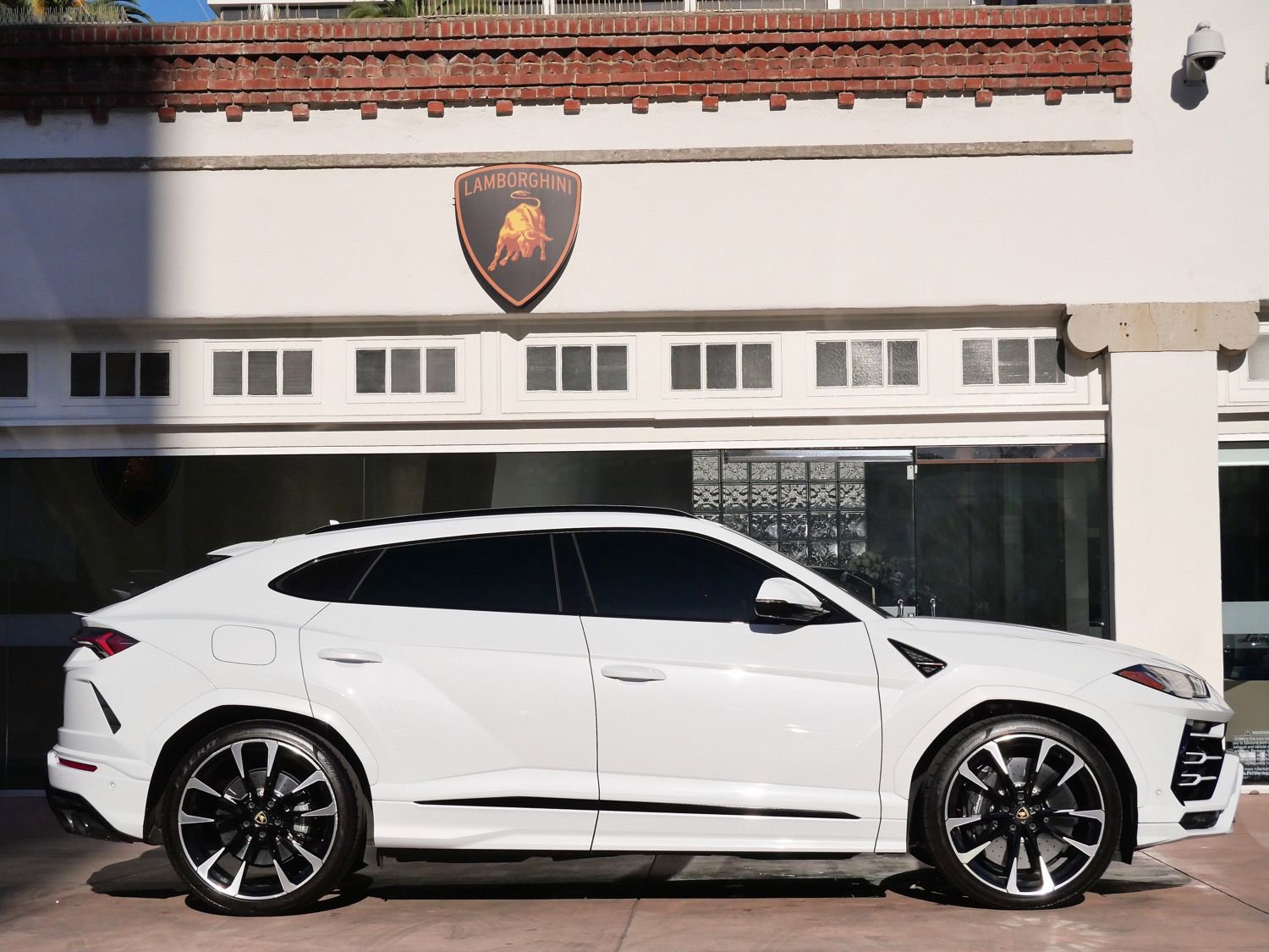 Used 2021 Lamborghini Urus image 2