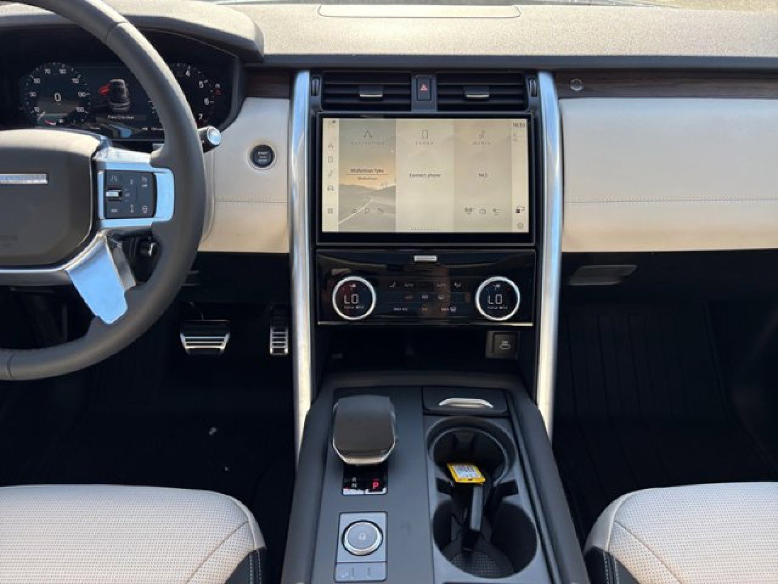 New 2025 Land Rover Discovery Dynamic SE image 14