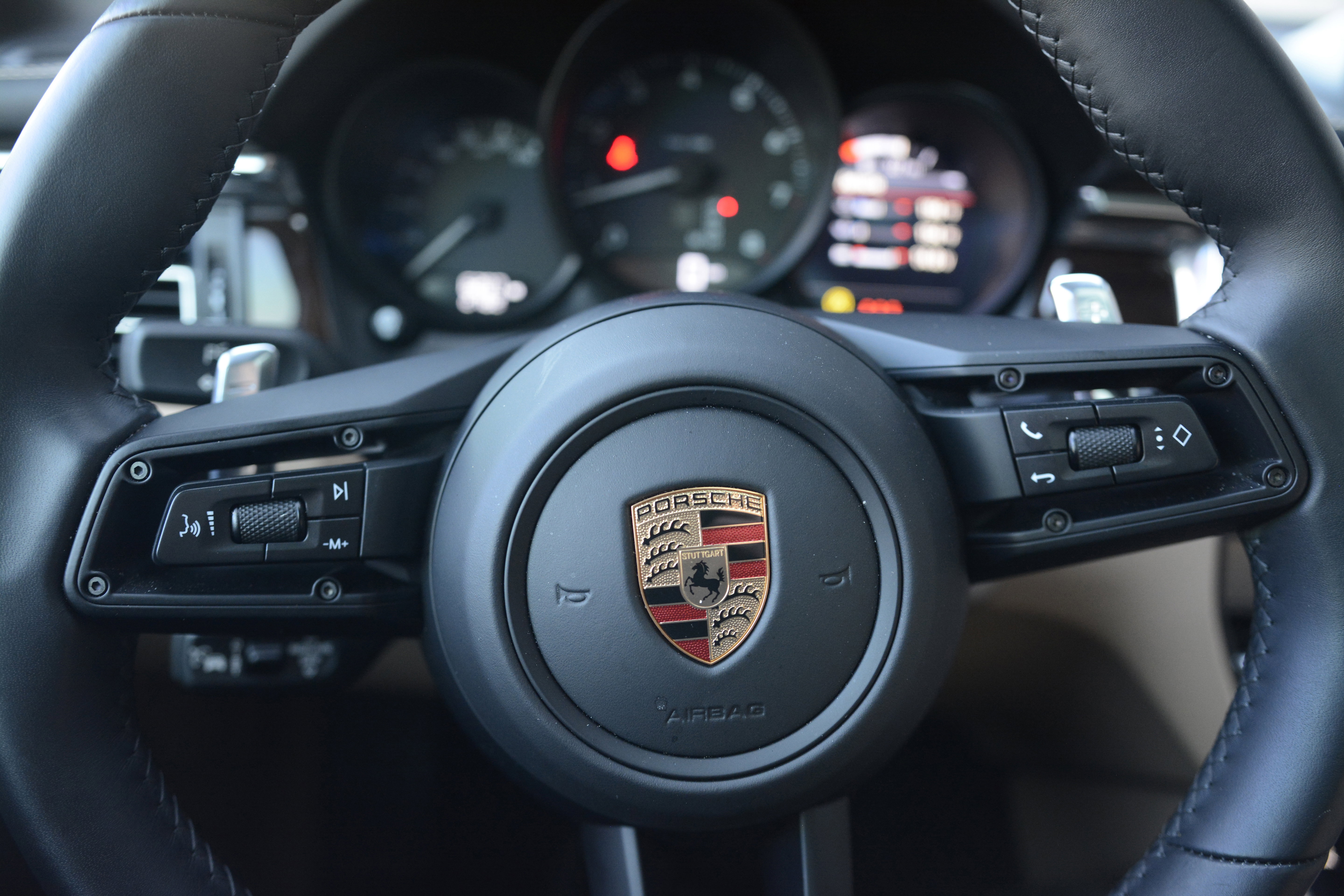 Certified 2025 Porsche Macan image 17