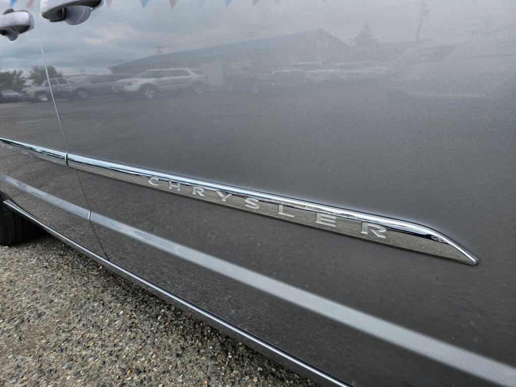 Used 2016 Chrysler Town & Country Touring image 10