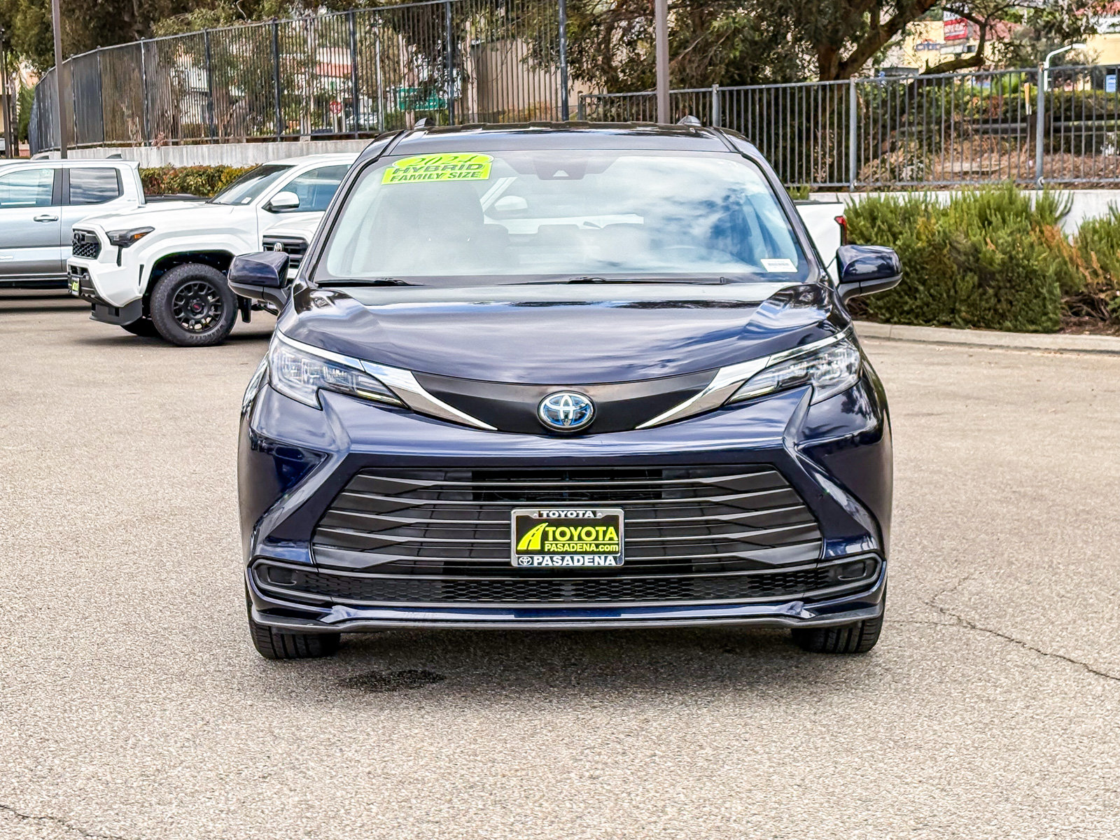 Used 2024 Toyota Sienna LE FWD image 2