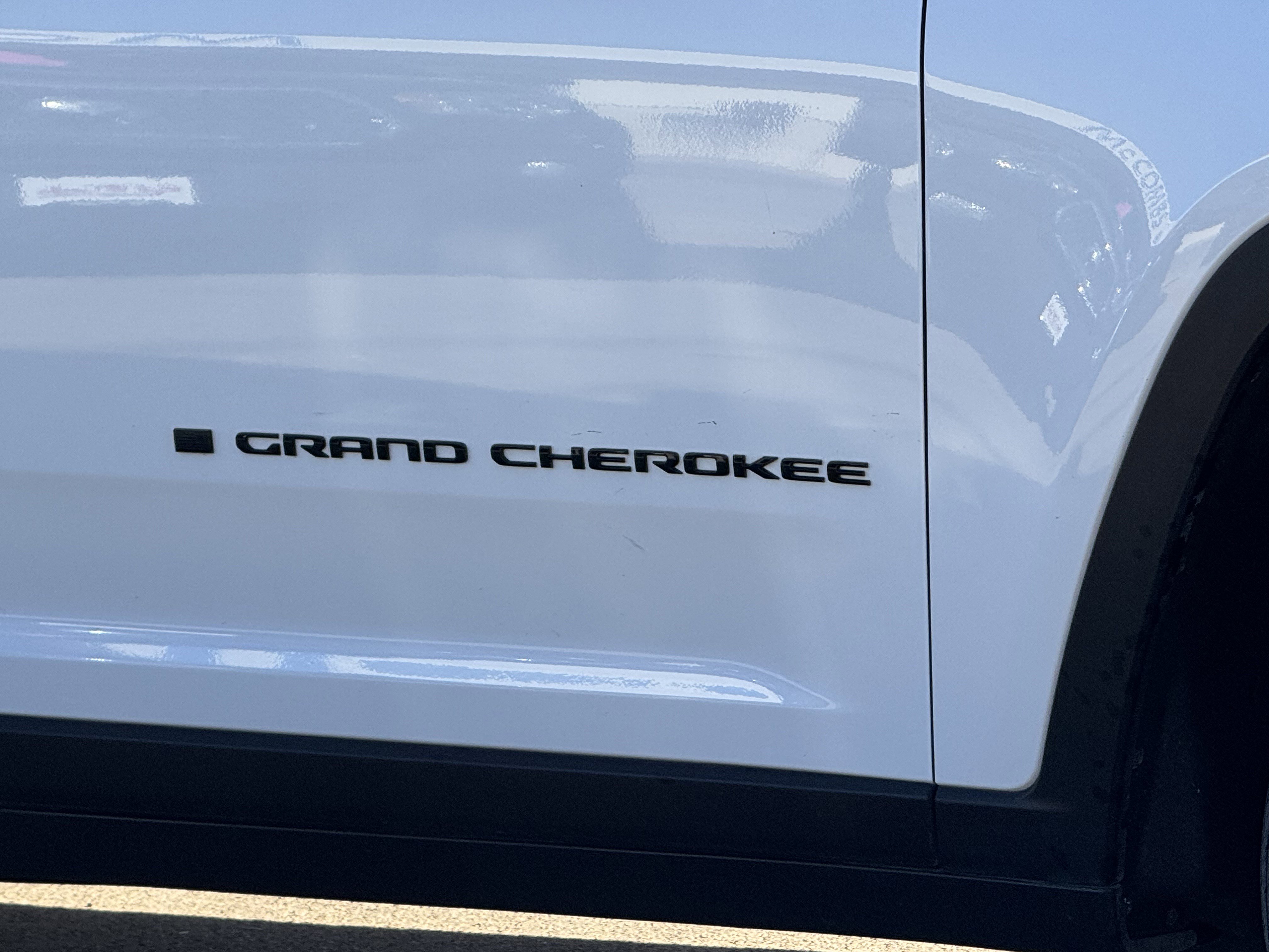 Used 2024 Jeep Grand Cherokee L Laredo image 4