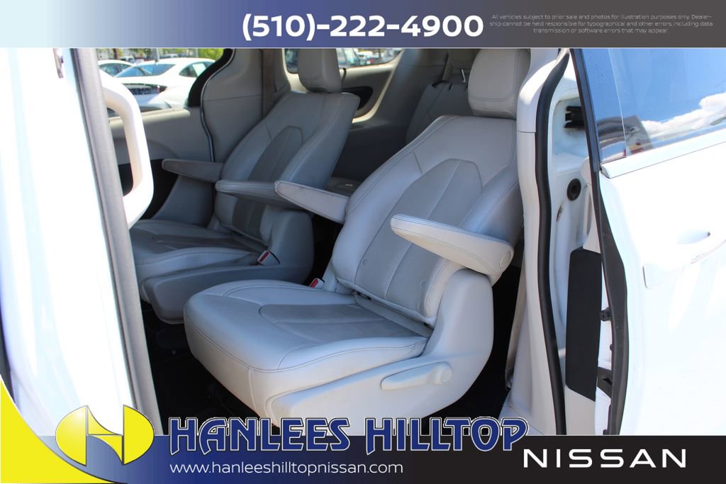 Used 2018 Chrysler Pacifica Touring-L image 16