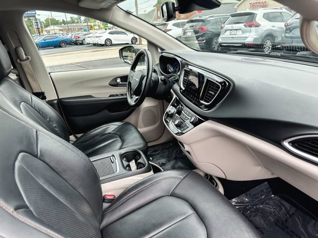 Used 2020 Chrysler Pacifica Touring-L Plus w/ Advanced Safetytec Group FWD image 26