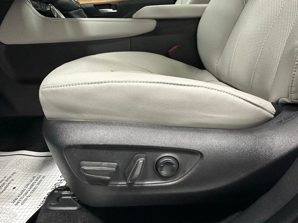 Used 2025 Toyota Grand Highlander AWD image 12