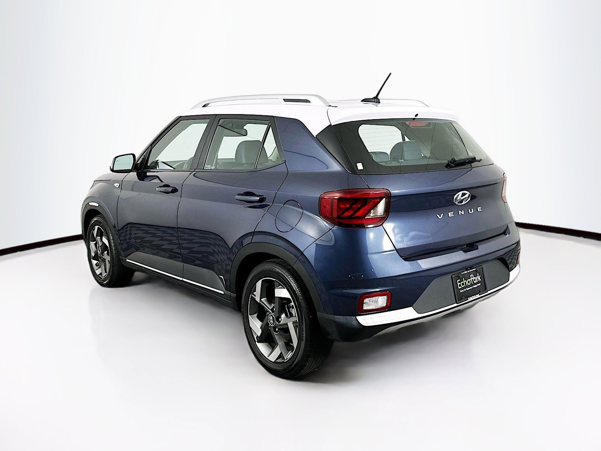 Used 2023 Hyundai Venue Limited w/ Cargo Package image 5