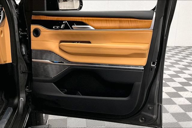 Used 2025 Jeep Grand Wagoneer L Series III w/ Rear-Seat Entertainment Group AWD/4WD image 21