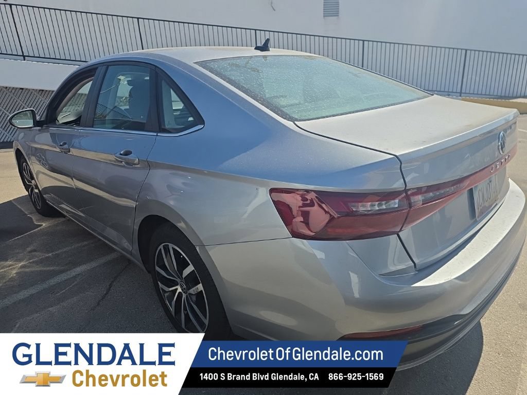 Used 2025 Volkswagen Jetta SE FWD image 4