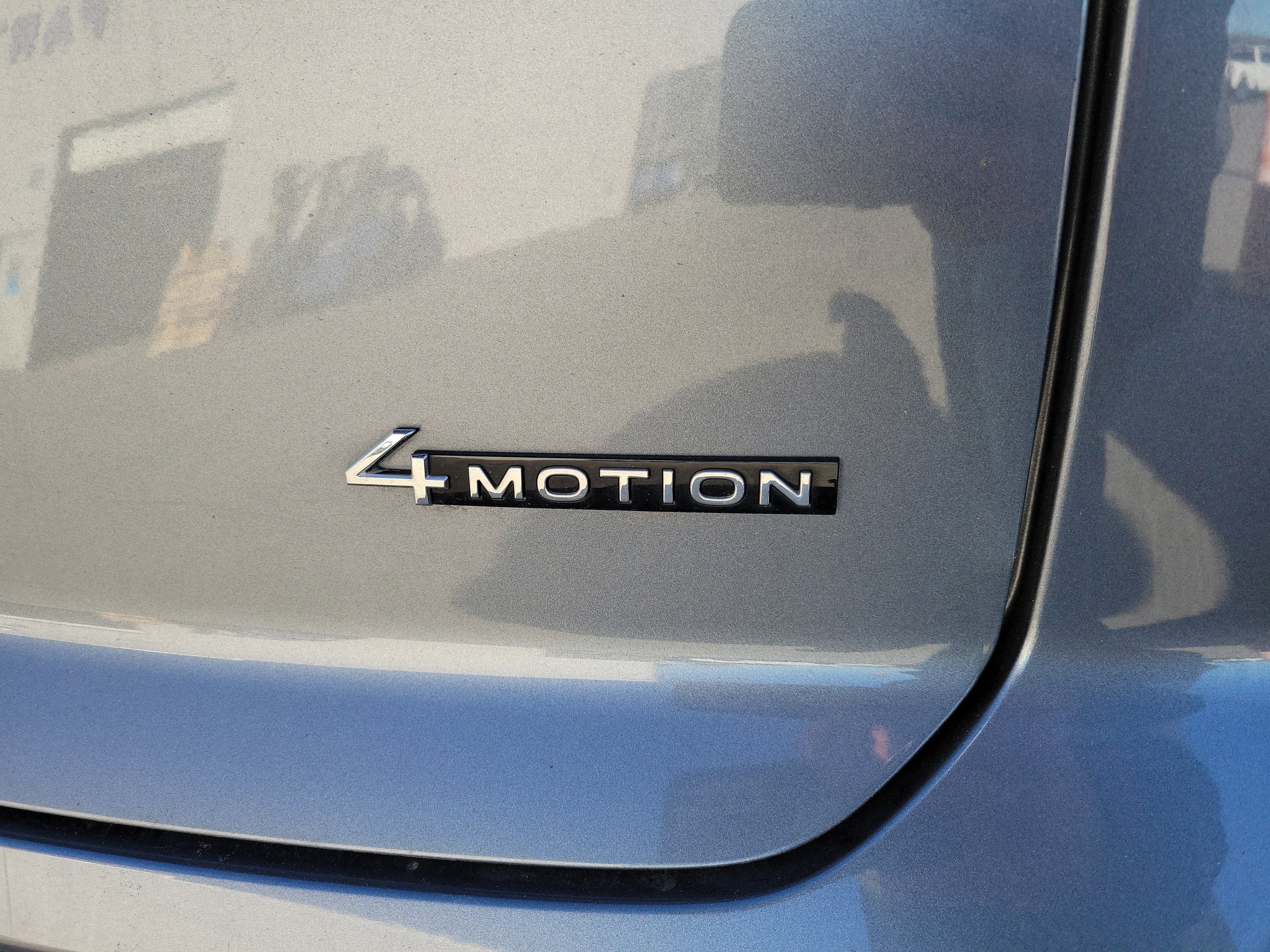 Used 2024 Volkswagen Atlas Cross Sport SEL R-Line image 4