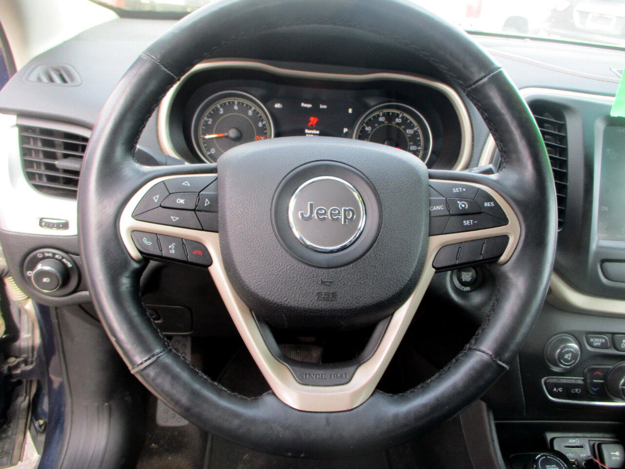 Used 2015 Jeep Cherokee Limited image 12