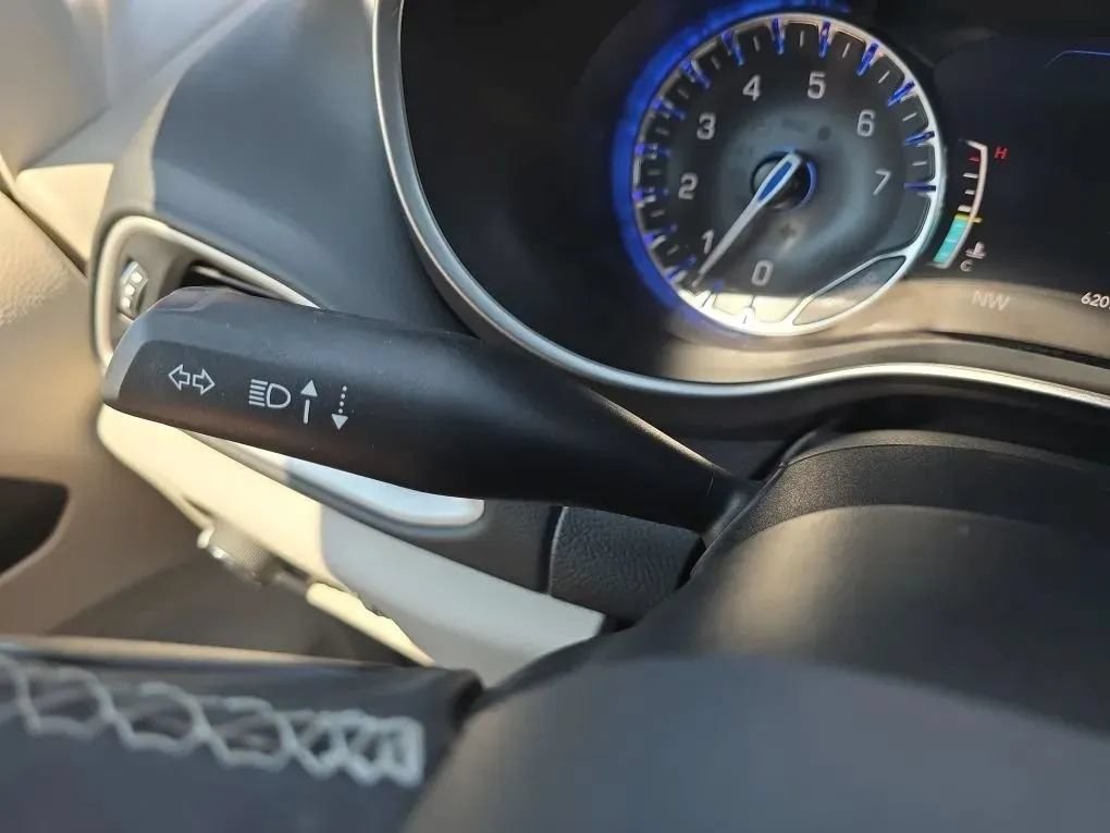 Used 2023 Chrysler Pacifica Touring-L FWD image 19