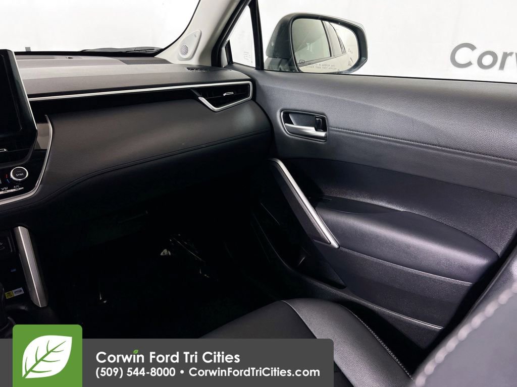 Used 2023 Toyota Corolla Cross XLE image 26